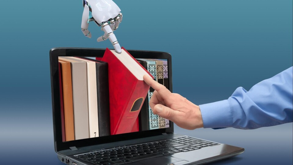 Robothand en menselijke hand pakken samen een rood boek uit een laptop met digitale boeken.