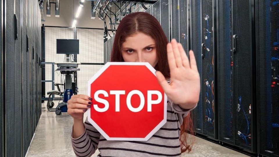 Vrouw houdt stopbord vast in een datacentrum