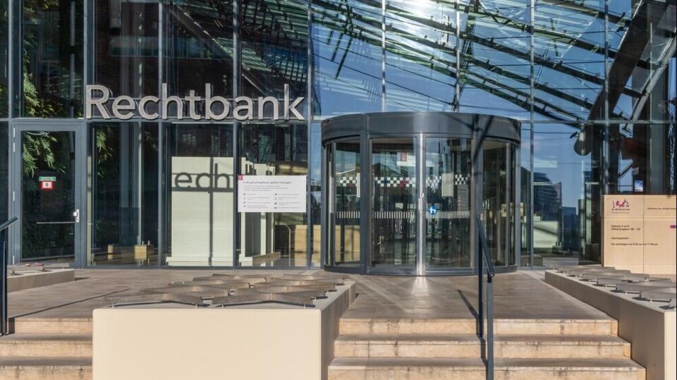 De ingang van de rechtbank in Rotterdam
