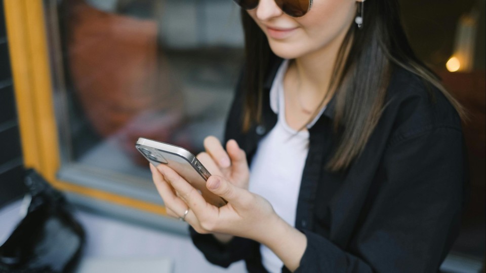 Vrouw bekijkt smartphone