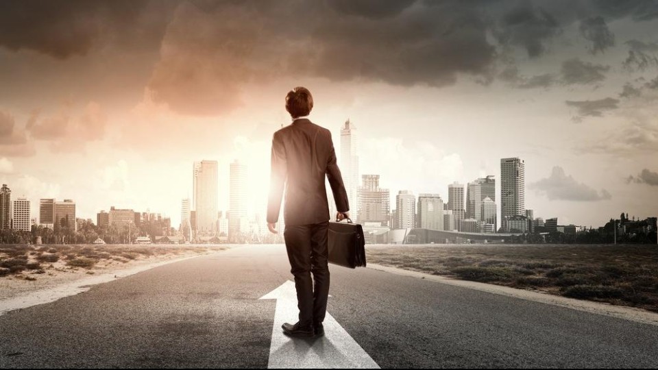 CIO staat op de weg met donkere wolken boven het hoofd maar de zon gloort aan de horizon