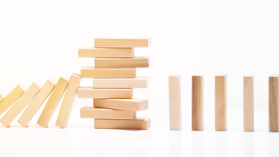 Jenga blokjes vallen als dominostenen maar stuiten op horizontaal gestapelde blokjes 