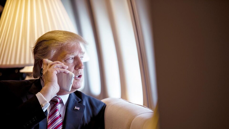 Foto van Donald Trump aan de telefoon