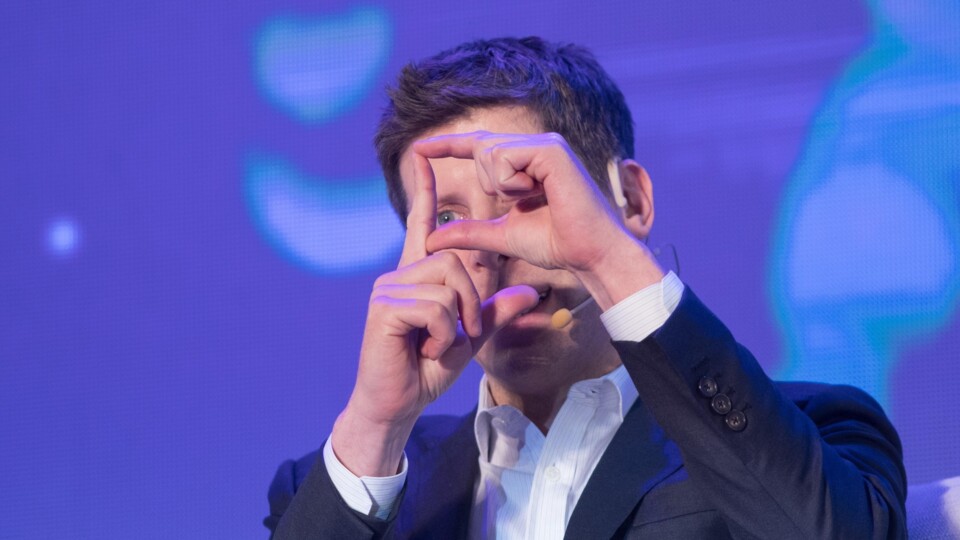 Sam Altman maakt een raar gebaar met z´n vingers