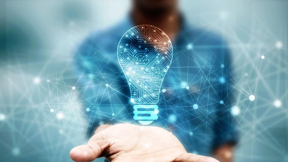 hand met innovatielampje erboven