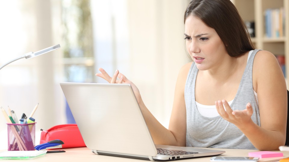 Boze student kijkt naar haar laptop