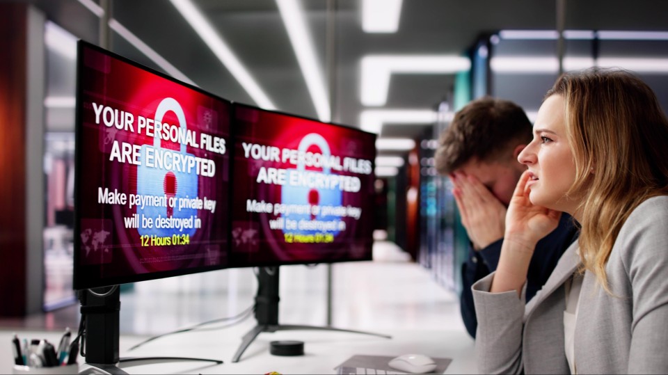 Werknemers kijken naar schermen met ransomeis