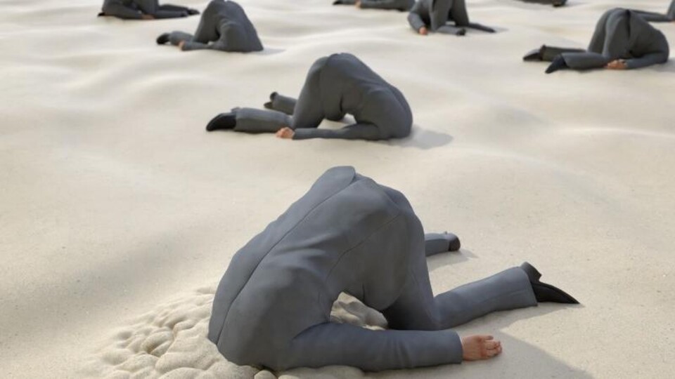 mannen in pak steken hun hoofd in het zand