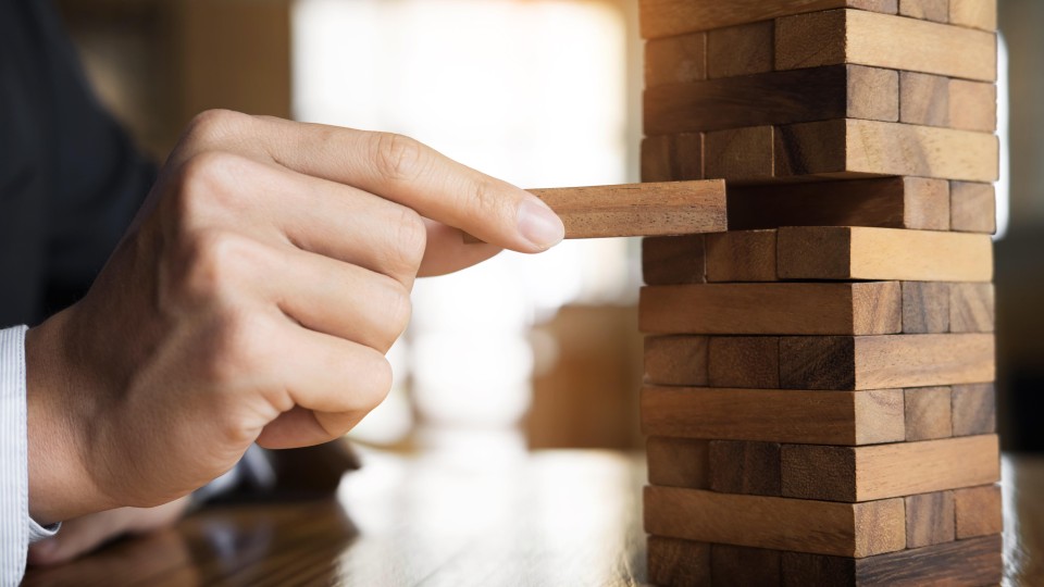 Hand verwisselt een bouwblokje