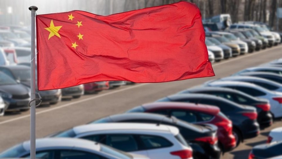 Chinese vlag bij rijen geparkeerde auto's