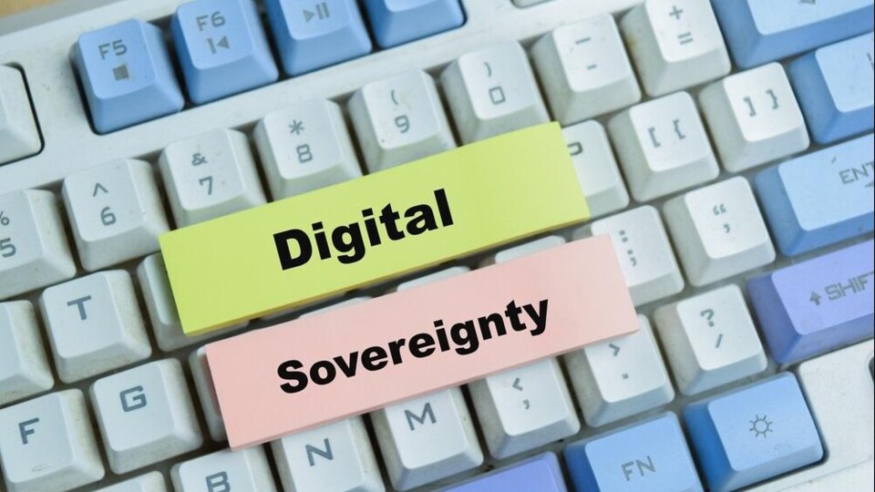 Toetsenbord met twee gekleurde blokken waarop 'Digital Sovereignty' staat geschreven.