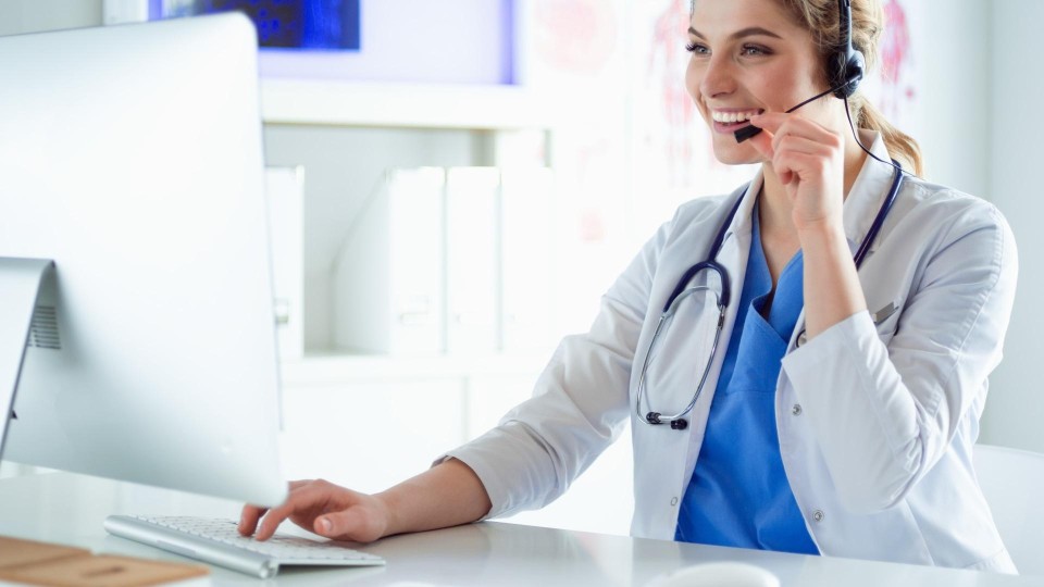 Jonge dokter maakt gebruik van spraakgestuurd rapporteren