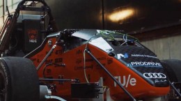 Onbemande raceauto uit Eindhoven scheurt over Spaans Formule 1-circuit