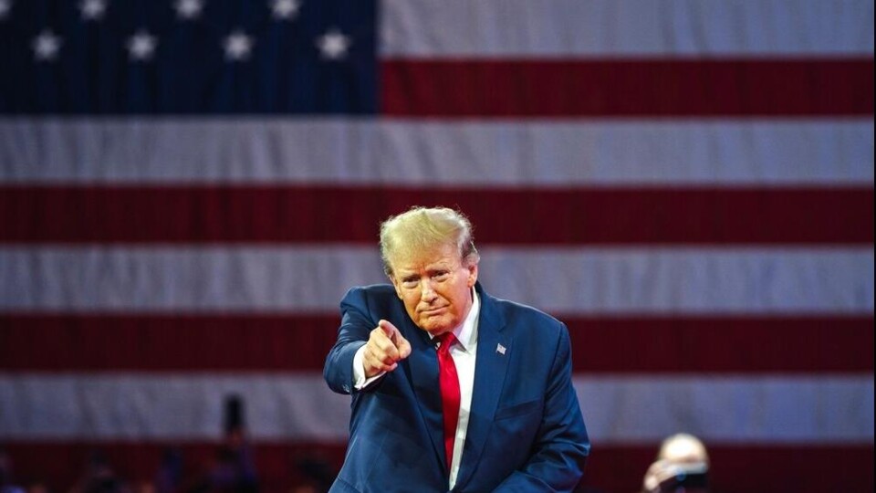 Foto van Donald Trump die wijst naar de camera