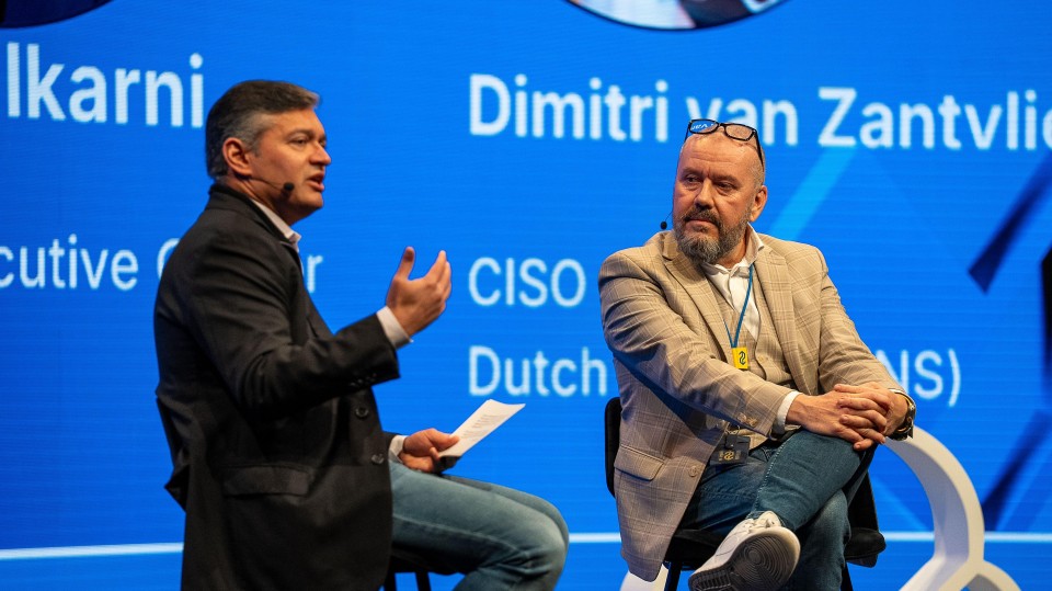 Ash Kulkarni, CEO van Elastic (links) in gesprek met Dimitri van Zantvliet, CISO bij NS (rechts) op het podium tijdens Elastic{ON} Amsterdam