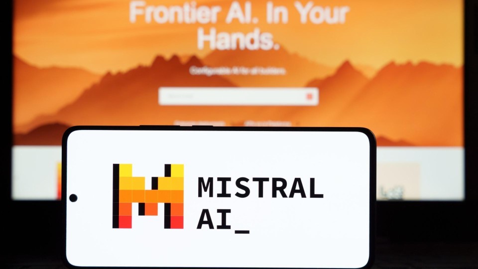Mistral logo op smartphone met daarachter een monitor met de Mistral hompage
