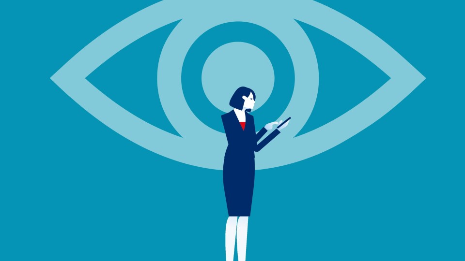 surveillance; groot oog kijkt naar vrouw die smartphone gebruikt