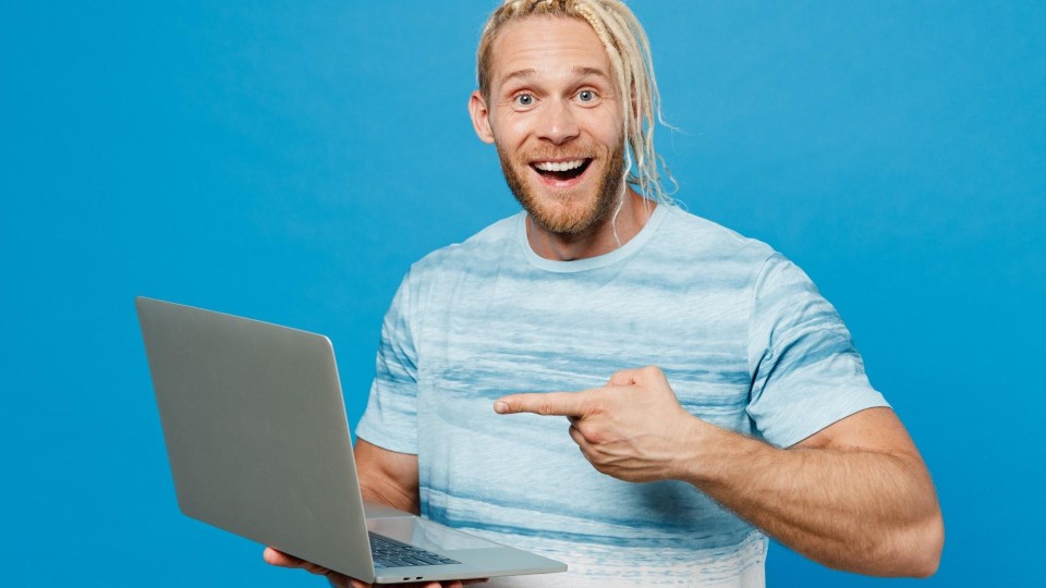 Man wijst heel blij naar zijn laptop