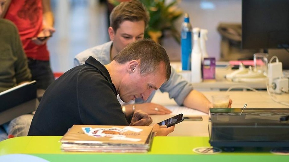 Man zit met zijn neus op een smartphone