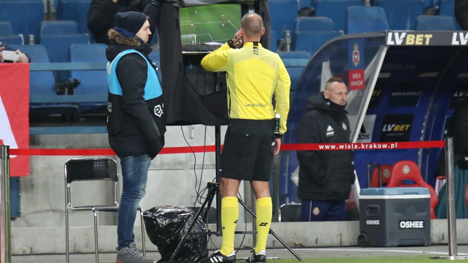Scheidsrechter kijkt naar de VAR