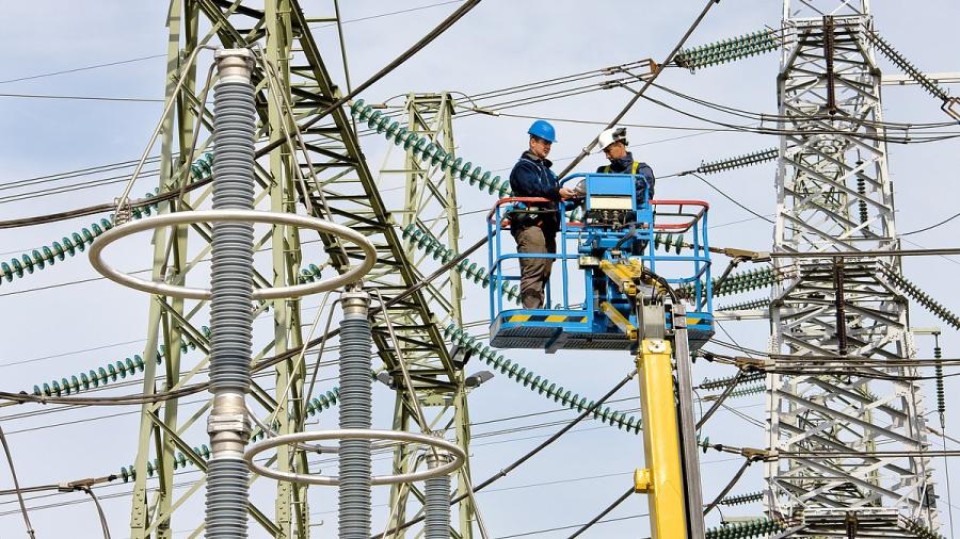 Technici installeren hoogspanningskabels