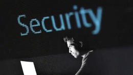 De hacker is een blanke mannelijke crimineel