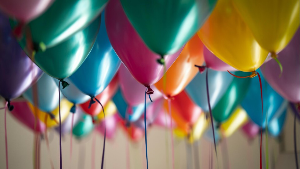 Ballonnen hangen aan het plafond.