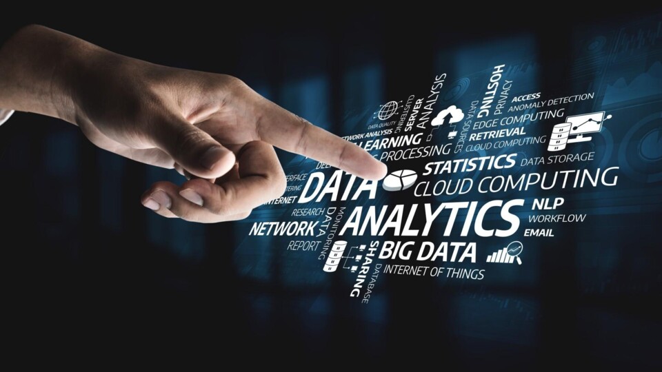 Hand reikt naar concepten voor gegevensanalyse, cloud computing, statistieken en big data