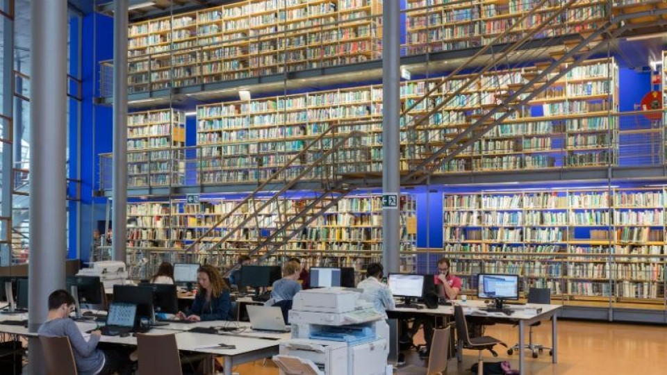 Studenten aan het studeren in een universiteitsbibliotheek