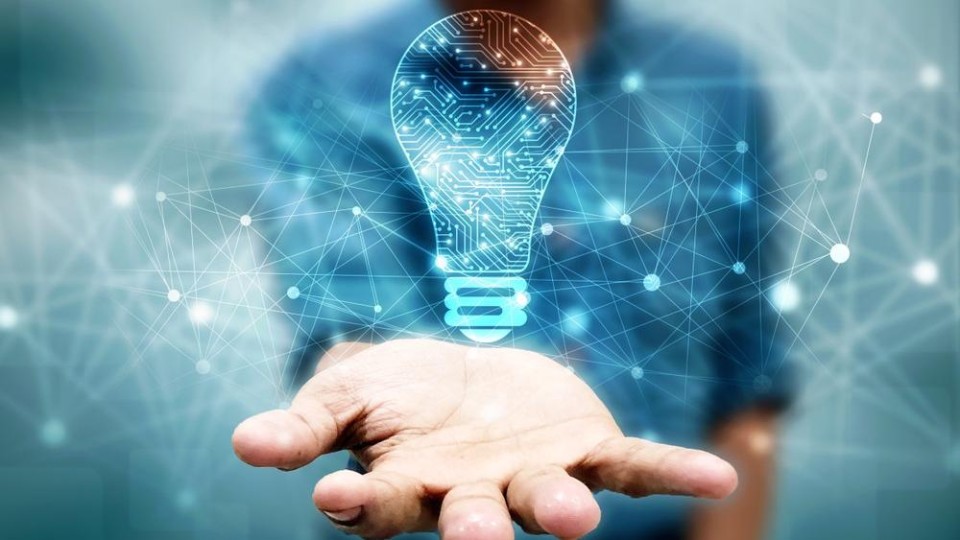 illustratie van hand met daarboven zwevend  een lamp met een tekening van van  ic-schakelingen