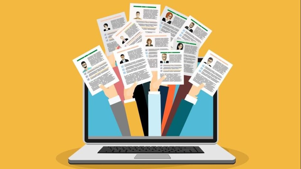 Laptop met uit scherm komende handen die verschillende cv's vasthouden tegen een gele achtergrond