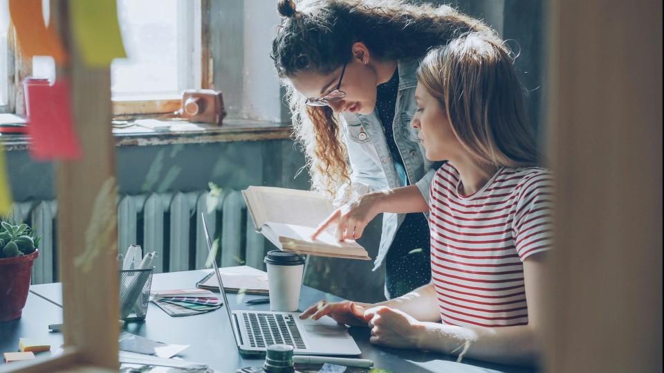 Dames met boek en computer