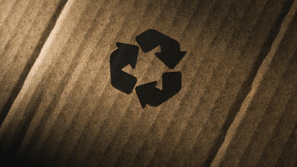 recycle symbool op bruin karton