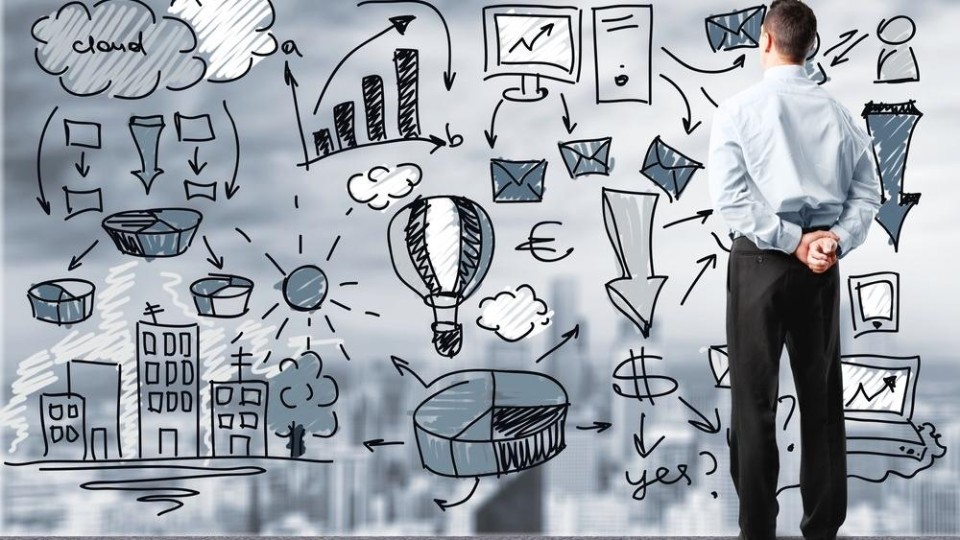 manager kijkt naar infographic van innovatieclusters