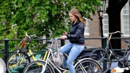 Fietsend appen gaat bijna 100 euro kosten