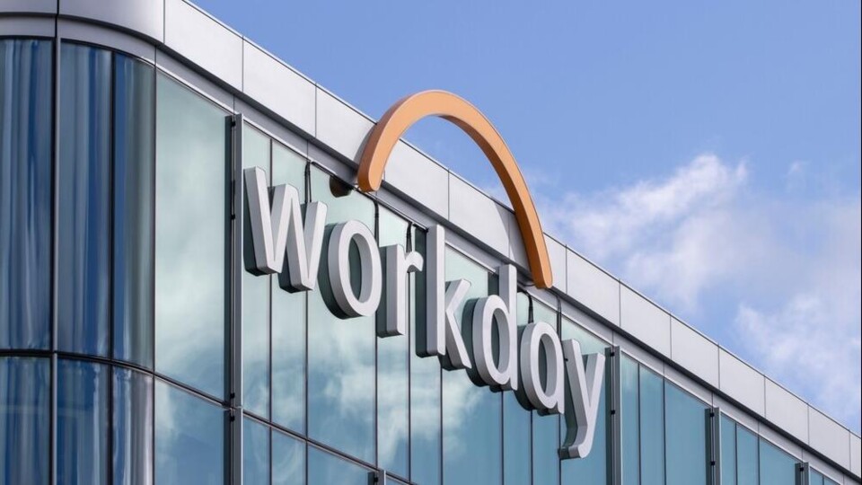 Het woord 'Workday' in grote witte letters op een glazen kantoorgebouw met een oranje boog erboven.