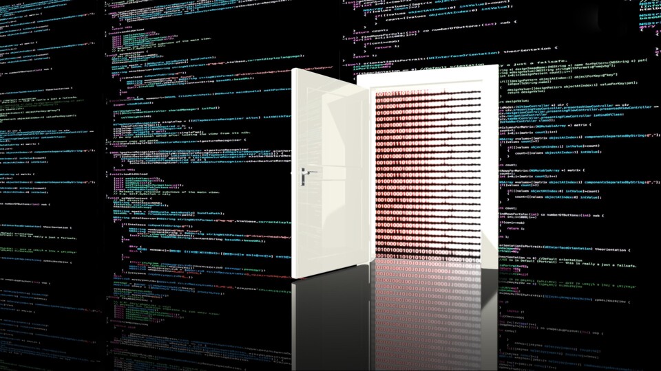 Open deur met rode binaire code en programmeercode op zwarte achtergrond, symboliseert digitale toegang.