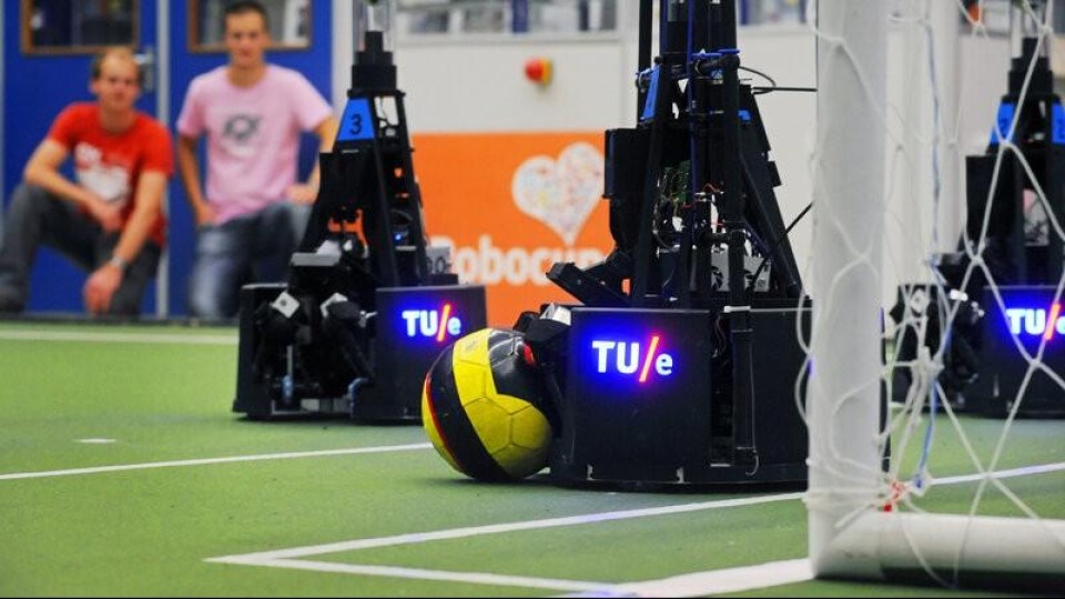 voetbalrobots van de TU Eindhoven op het veld