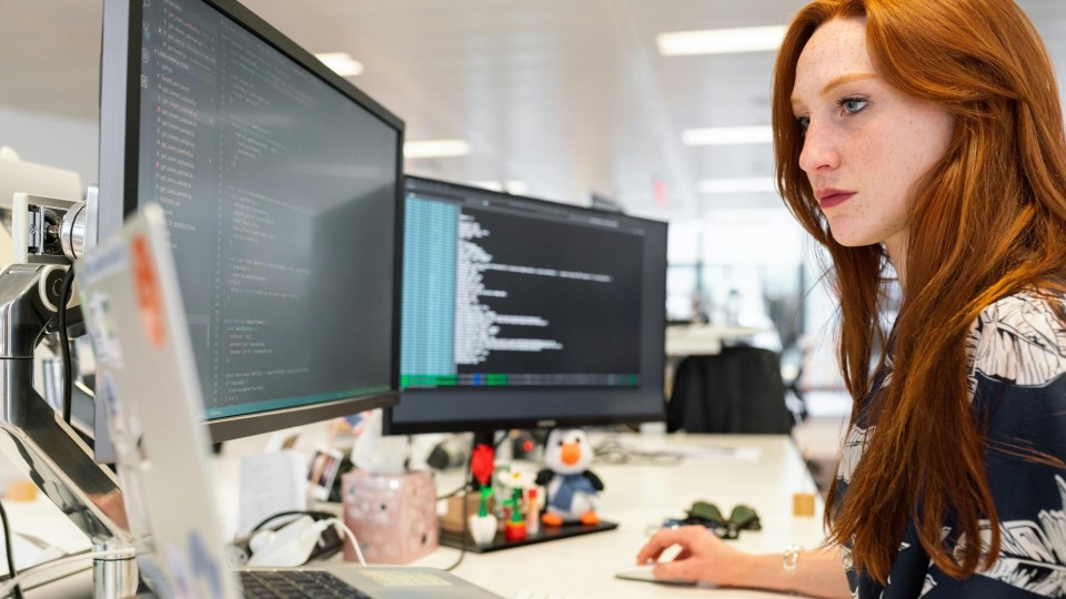 Vrouw achter computer