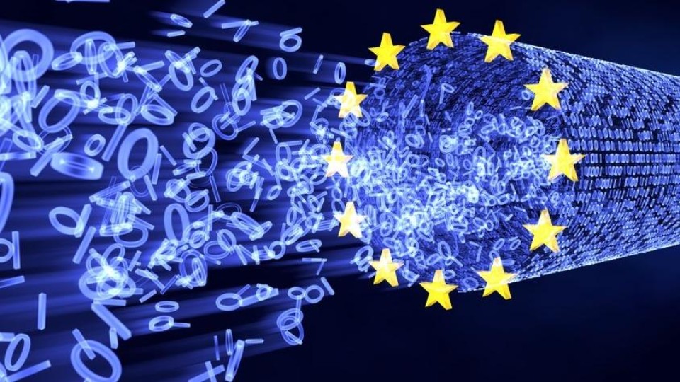 visual van een buis gemaakt van enen en nullen met bij de uitgang de Europese sterren van de vlag. Uit de buis stromen meer enen een nullen