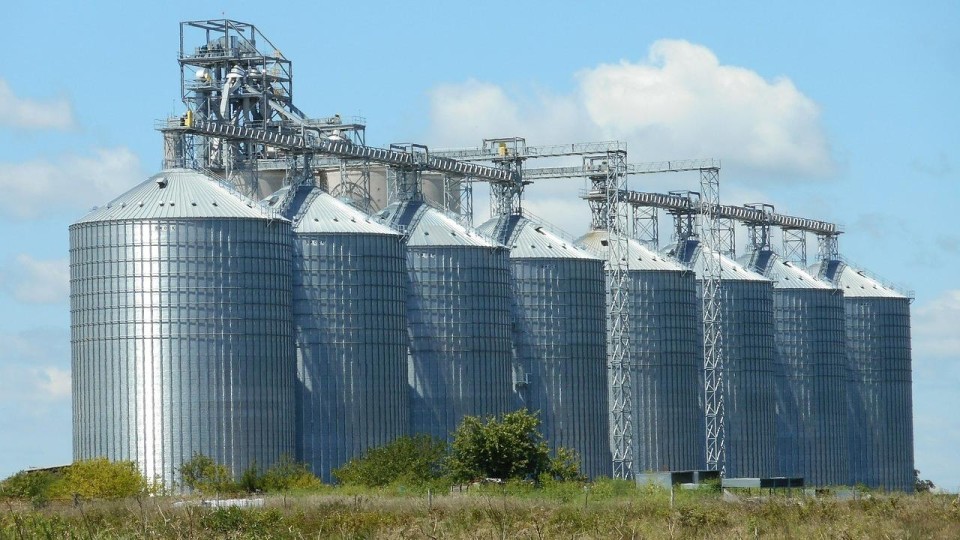 Rijtje silo's