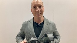 Zweeds techbedrijf sleutelde 16 jaar aan techniek om koptelefoons op te laden met zonnecellen - nu werkt het